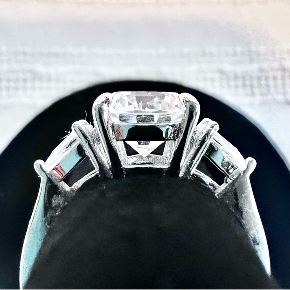 💥SALE 2CT 925 Sterling Silver CZ Brilliant Cut 3-Stone Ring EUC Like New Sz 4.5 - Picture 6 of 8